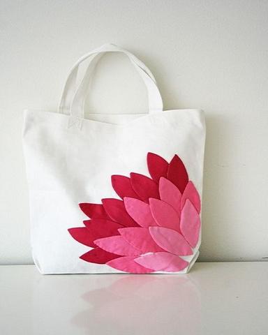 Túi vải canvas trắng với hoa đỏ